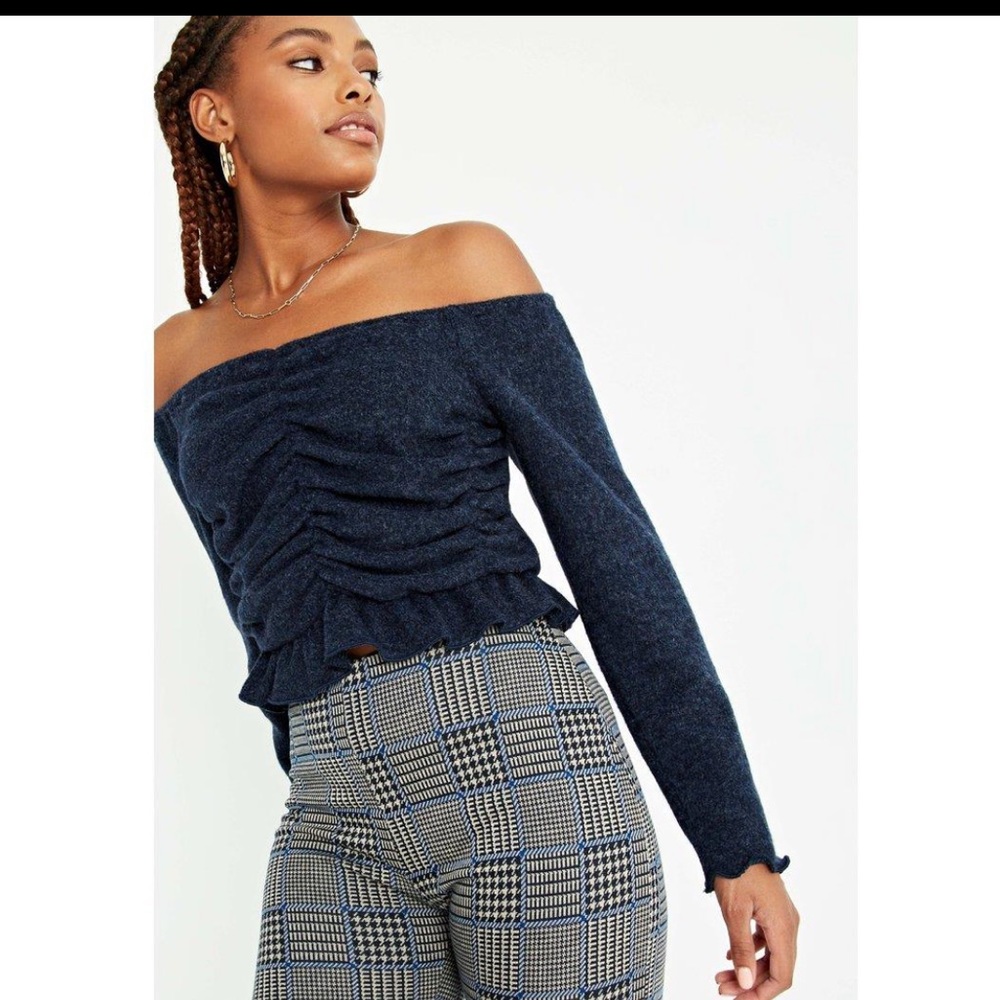 OFF THE SHOULDER CROP SWEATER